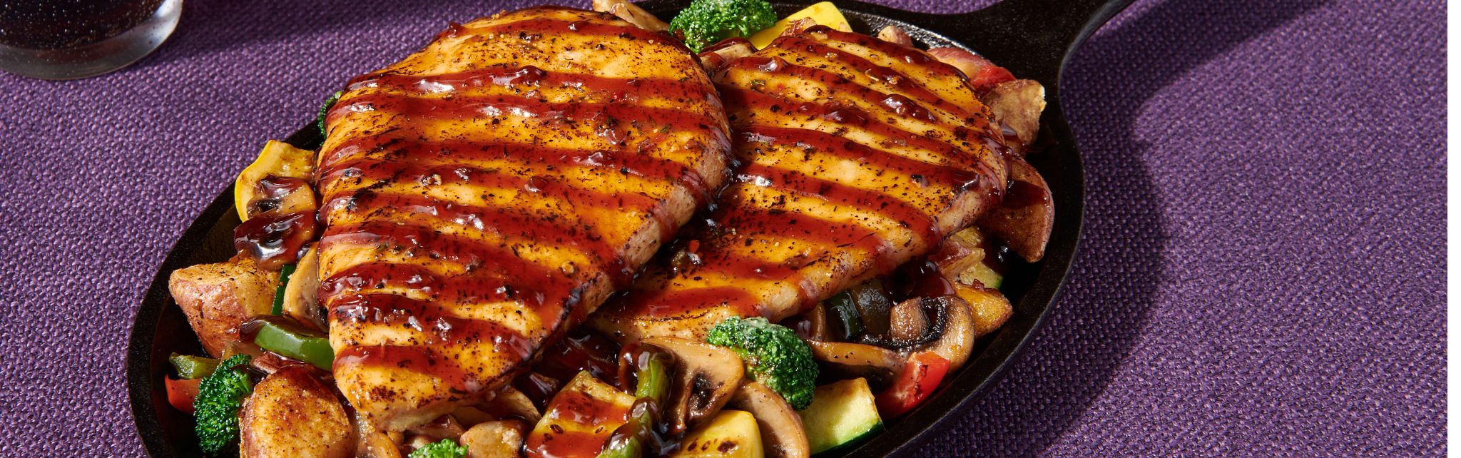 Skillet de pollo al borbón sobre mezcla de vegetales de Denny's