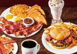 Menú baconalia de Denny's con triple bacon sampler, bacon obsession burger, pancakes de tocino y batido de tocino con una taza de café.