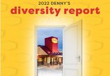 fondo amarillo con el logotipo de denny's que dice informe de diversidad de denny's 2022 con una puerta que se abre a una imagen del restaurante denny's