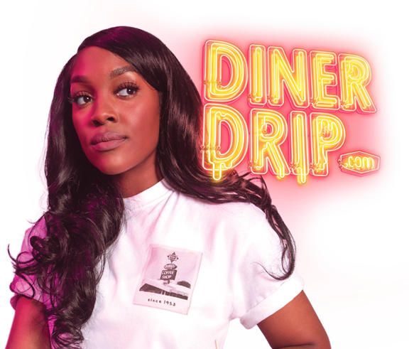 Mujer con camiseta con un logo de Diner Drip. Logo de Diner Drip en neón junto a ella.