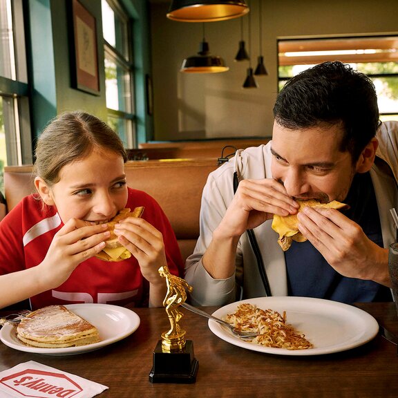 Padre e hija comiendo en Denny's