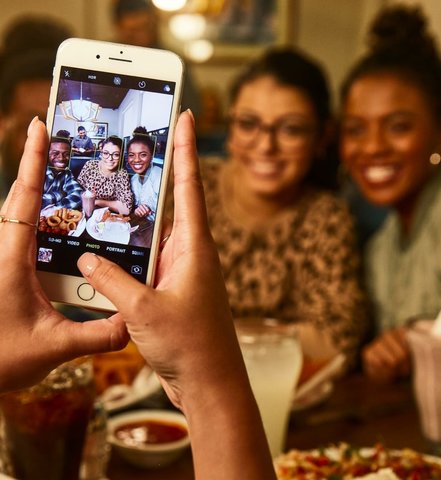 versión para teléfono móvil - Tomando una selfie con amigos en The Den de Denny's